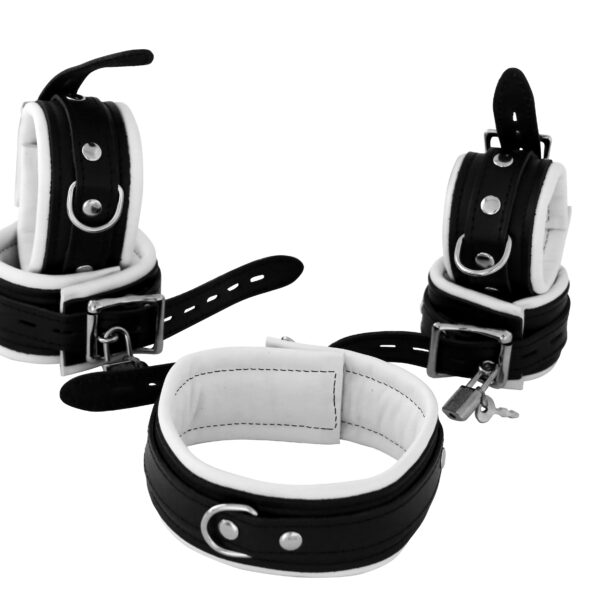 Zestaw skórnych mankietów w kolorze białym z możliwością zamknięcia