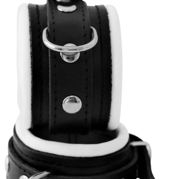 Skórny mankiet na nogę w kolorze białym