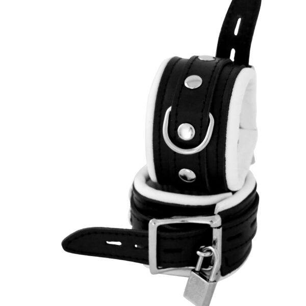 Skórny mankiet na nogę w kolorze białym z możliwością zamknięcia