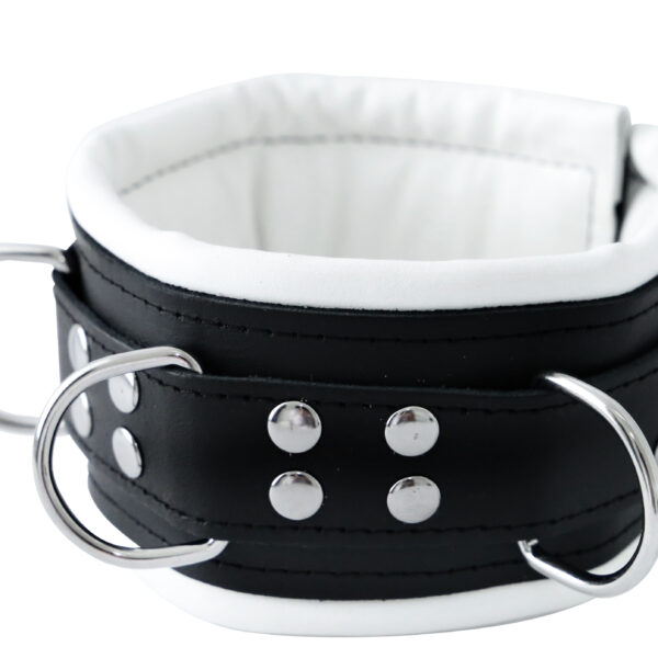 Skórny mankiet na nogę w kolorze białym