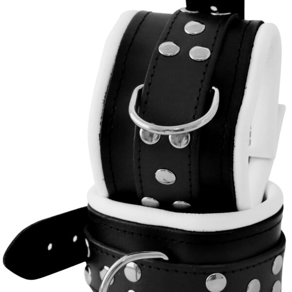 Skórny mankiet na nogę w kolorze białym