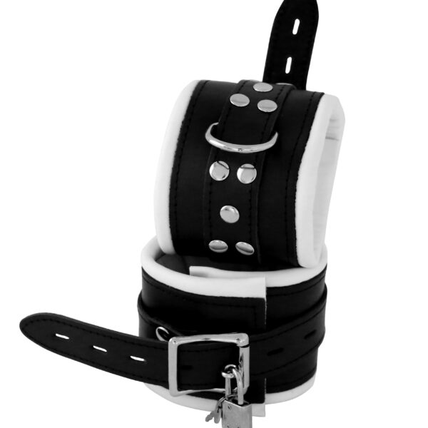 Skórny mankiet na nogę w kolorze białym z możliwością zamknięcia