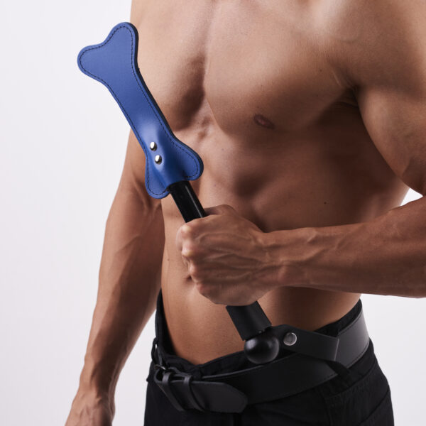 Skórzana packa w kształcie kości niebieski